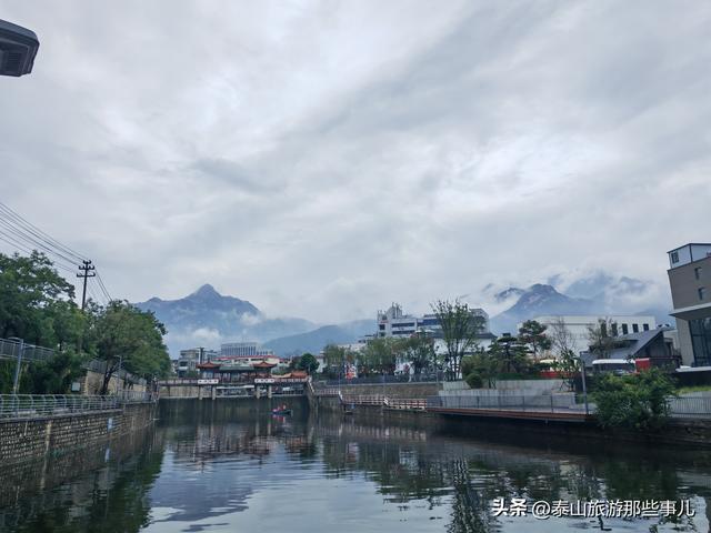 泰山脚下奈河之滨一处游园，小桥流水，是泰安人自己的“山塘街”