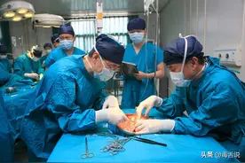 27岁小伙腹泻不止，检查竟是艾滋病，医生：共用剃须刀惹的祸图片