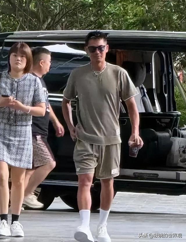 42岁林丹和44岁谢杏芳罕见同框，精神状态天差地别，活像两代人