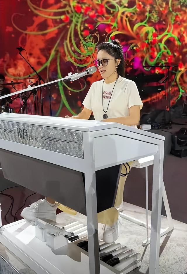 王小玮近况曝光，和前夫离婚后，她依旧事业红火，状态越来越好了