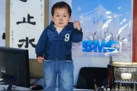 11年前，湖北袖珍人惨遭生母抛弃，在继母引导下，如今成企业CEO图片