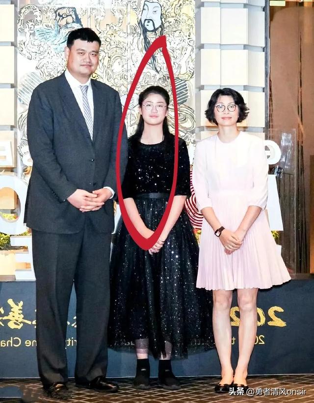 姚明和女儿机场被偶遇, 15岁姚沁蕾身高达1米9, 父女俩人群中像巨人