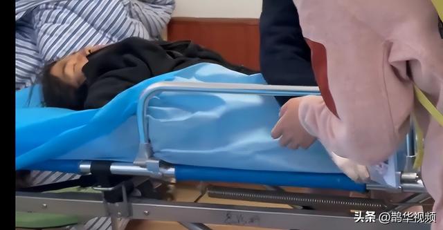 “冷美人”被紧急送医，遗憾退赛！此前因痛经在地上打滚	，误以为肠梗阻