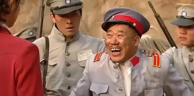 他因嘴歪演了半辈子坏人，令人想不到的是，他女儿是我们熟悉的她