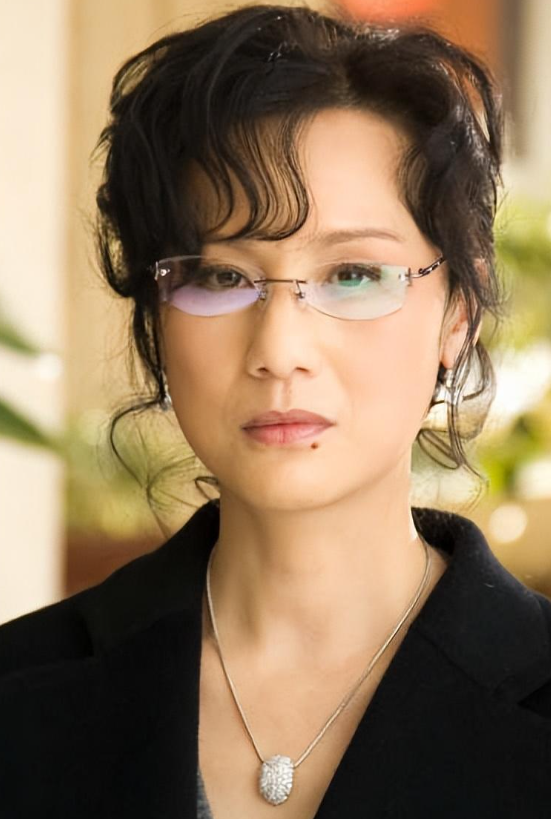 她长得太美被导演“据为己有”，同居27年没证没娃，63岁不治身亡