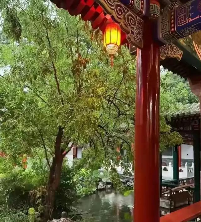 李湘在平台晒自家北京小院，大到让网友以为是景区，真的太有钱了