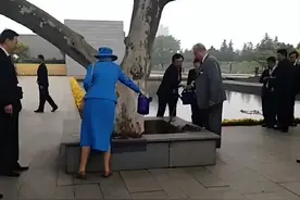 女王退位，国王登基！她执掌“童话王国”50多年，是“中国人民的老朋友”图片