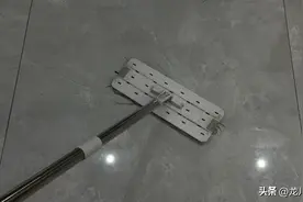 不管家里地板有多脏，教你一个拖地妙招，干净又省力，快回家试试图片