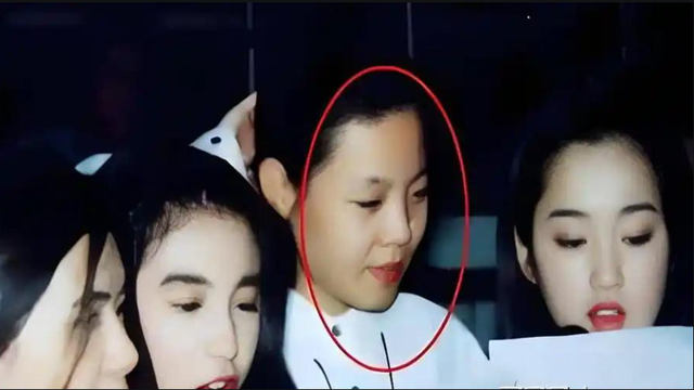 春晚爆红后，她洗完澡从23楼一跃而下，临终时最后喊了声“妈妈”