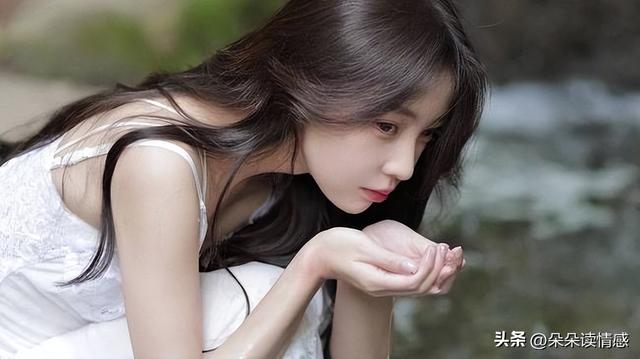 临睡前，女人发给你这“4个字”，意味着她很想你，男人别不在意