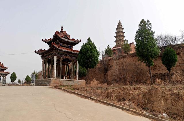 坡上孤塔——万荣八龙寺塔