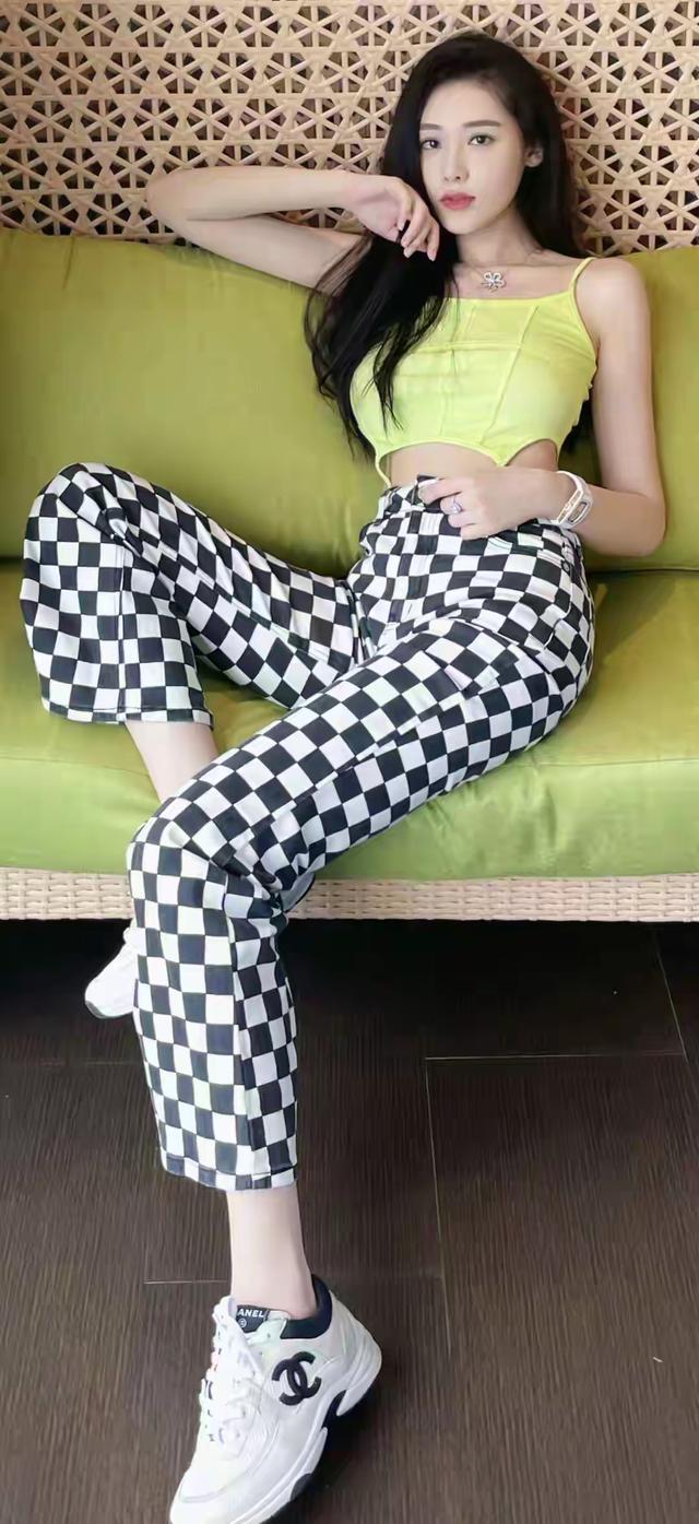 荣梓希，身材颜值爆表，让人心跳加速