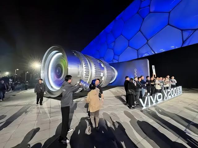 不止追星！竞品围堵下的vivo：X300，能否靠 “演唱会神器” 破圈？