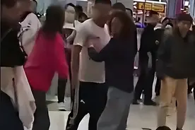 武汉商场摔狗后续：知情人曝群聊截图，养狗女不知悔改，反怪他人图片