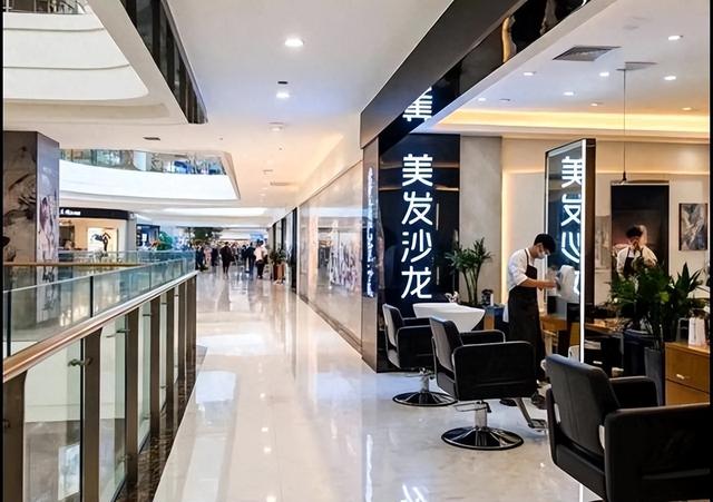 理发店陷入倒闭潮，不是没客人，也不是电商冲击，是自己作垮了！