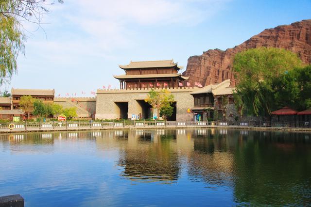 张掖丹霞口文旅小镇，古城建筑与民俗文化相融合，充满了江南风韵