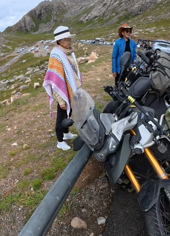 东北大妈进藏旅游，私自骑路边价值20万摩托，翻车后逃逸 拉黑车主
