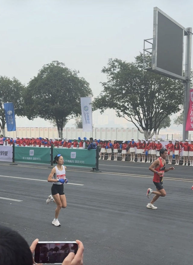 “最快女护士”张水华辞职后首战	，获重庆马拉松国际第六名，本人：赛季末跑得少，体重涨了五六斤