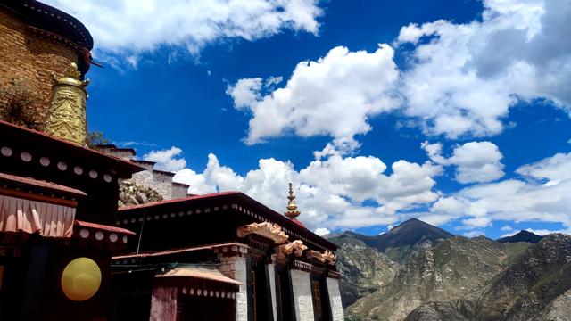 两登拉萨色拉寺后山，上升600米，山顶海拔4200米，经幡飘扬
