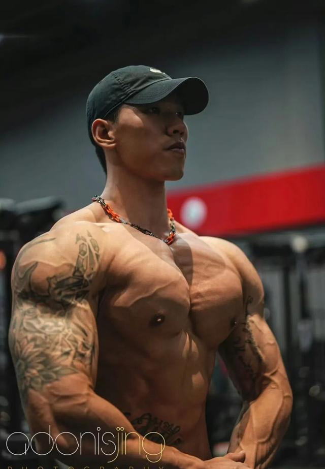 身高187的健身肌肉男网红，野外写真秀身材颜值，简直绝绝子