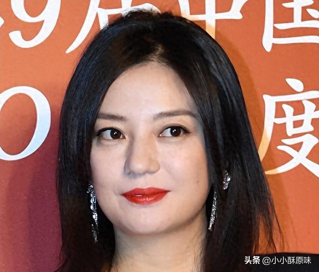 49岁赵薇现身安徽老家，全副武装难掩落魄？曾经的顶流如今怎样了