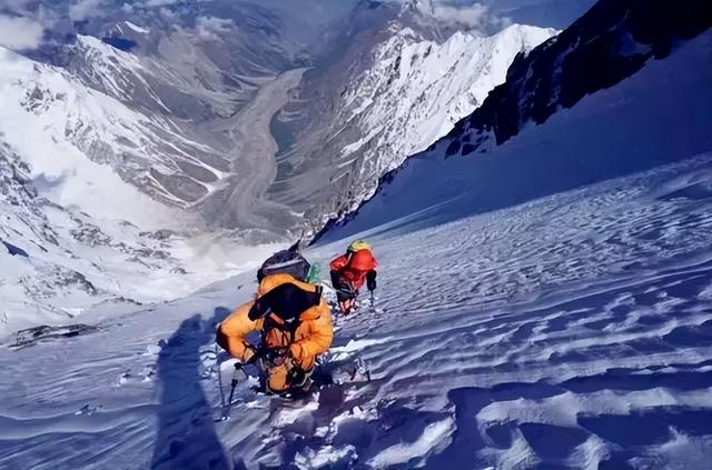 年轻妈妈携带2岁儿子爬雪山跨年受困，被发现时孩子已经失温