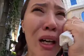 外国女子上海厕所丢手机，质疑中国不安全，网友深扒后发现不简单图片