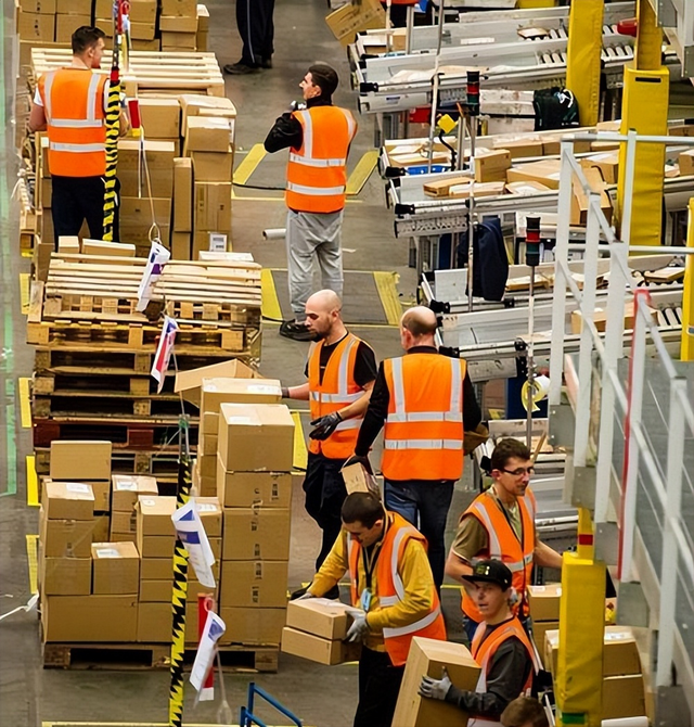 亚马逊3万白领失业！老板直言AI能干活，科技圈裁员潮再升级