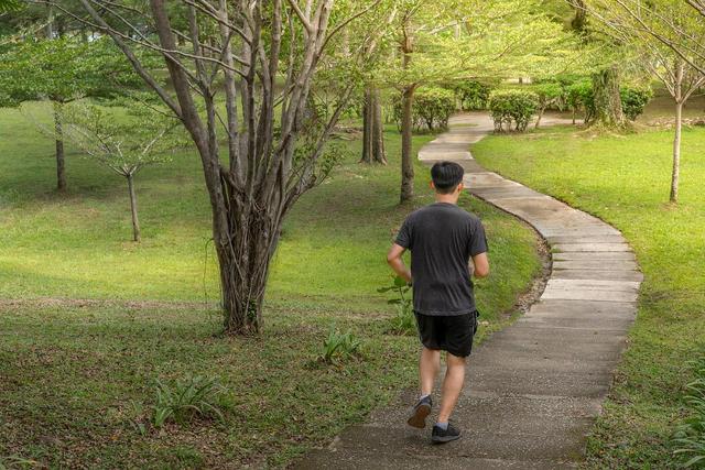 人活多久，看走路就知道？寿命短的人，走路一般会出现这7个特征