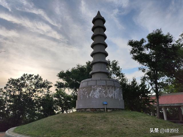 傍晚爬威海塔山，取景器俯瞰山海风光，山脚寻到另一座文笔峰宝塔