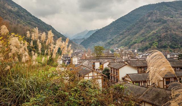 四川又一小镇火了，占地 1.9 万亩总投资 30 亿，有望超过黄龙溪古镇