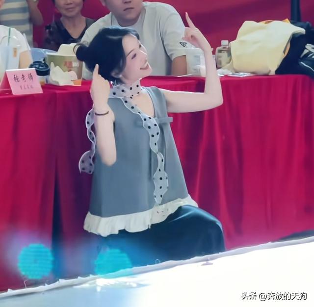 福建一舞蹈老师因长相俏皮大火！台下目光紧随台上的萌宝