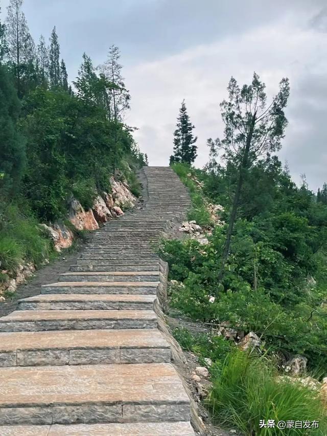 狼蟒山巅架“天梯”，蒙自登山步道催生“徒步热”→