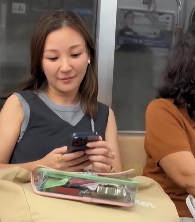 江苏女孩出国旅游，地铁上遭日本人侮辱，女孩硬刚：我是你爸爸