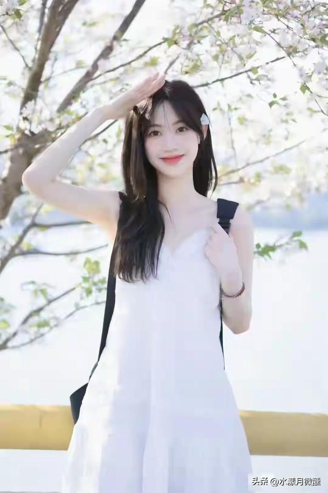 河南洛阳一校花，172cm皮肤白到发光，身材也是顶流，太美了