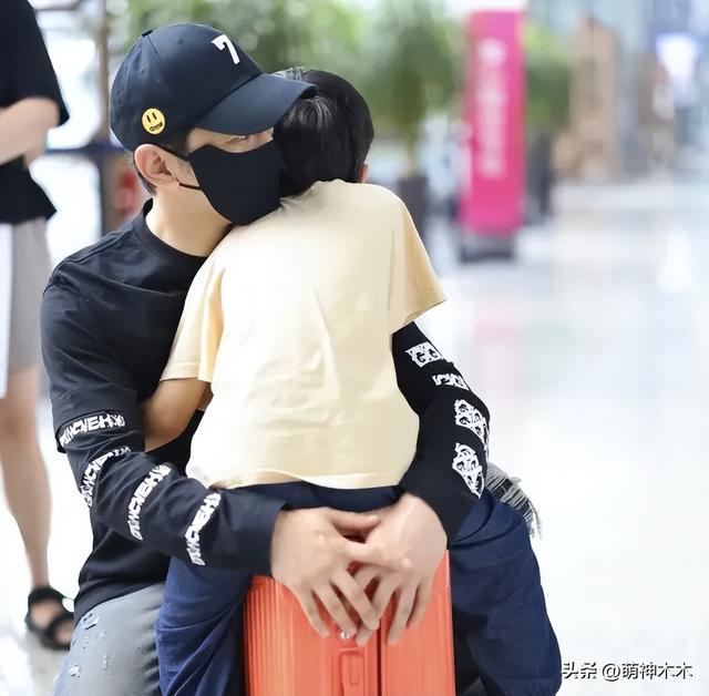 36岁杨颖现状曝光！带儿子去香港定居，机场独自拎行李背影狼狈