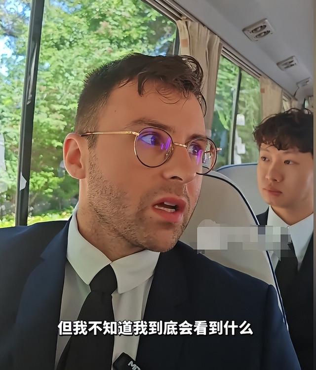 马库斯去七三一部队罪证陈列馆路上手直发抖，在馆内眼神难掩愤怒