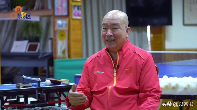 75岁梁戈亮今定居北京，是北大医学部教授，曾让癌症寡母活到81岁
