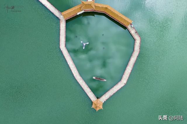 可惜，如此精彩的海心亭却空无一人，俨然成了洱海最孤独的景点