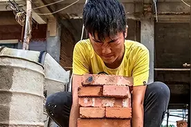 高考713分的搬砖男孩，曾被嘲“考入清华也没用”，如今怎么样了？图片