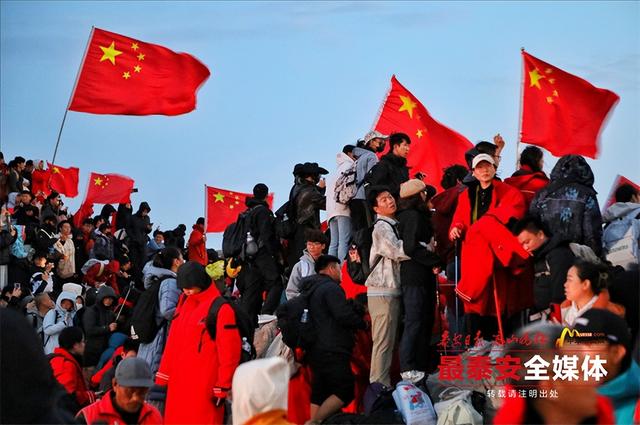 泰山之巅气象万千 游客祝福祖国繁荣昌盛、国泰民安