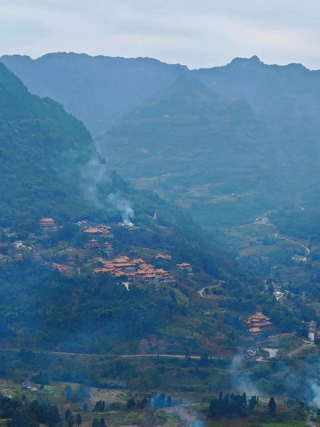 重庆江津丹霞绝壁上的军事要塞，冷兵器时代堪称不可攻克之地