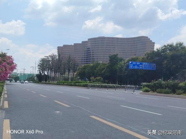 信华建国酒店和新城吾悦广场，如同商丘市中心城区的两颗璀璨明星