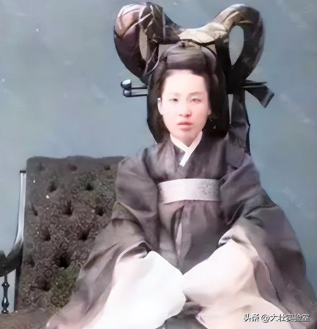 袁世凯的真实老照片：穿龙袍坐龙椅接受朝拜，姨太太确实漂亮！