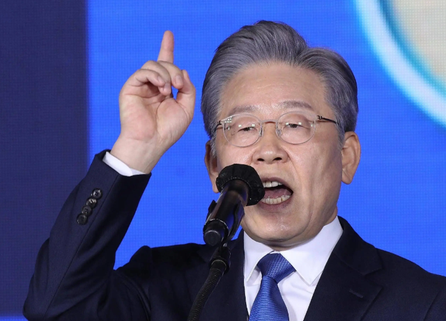 美韩达成协议！特朗普笑着喊话中国，再也不说“中国不好对付”了