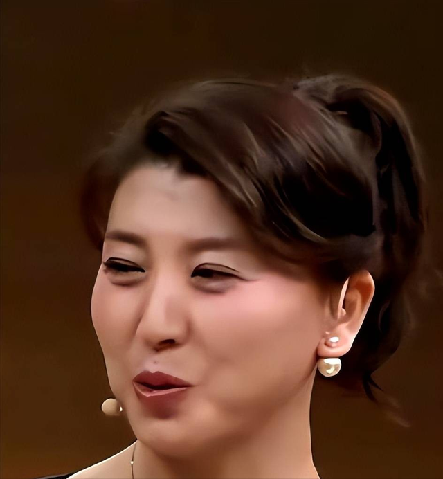 道歉不到24小时	，闫学晶再迎三大噩耗，她儿子可能30万都赚不到了