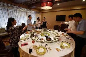 饭局上领导说“请吃鱼”，千万别说“好的”，不懂3个规矩被敲打图片