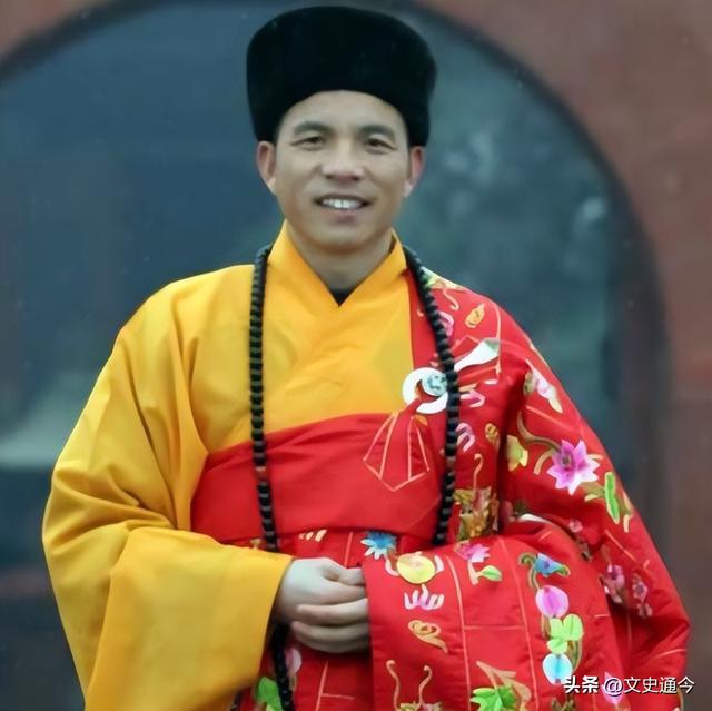 少林寺空降新住持不到1天，老底被扒遭抵制，与释永信大相径庭？