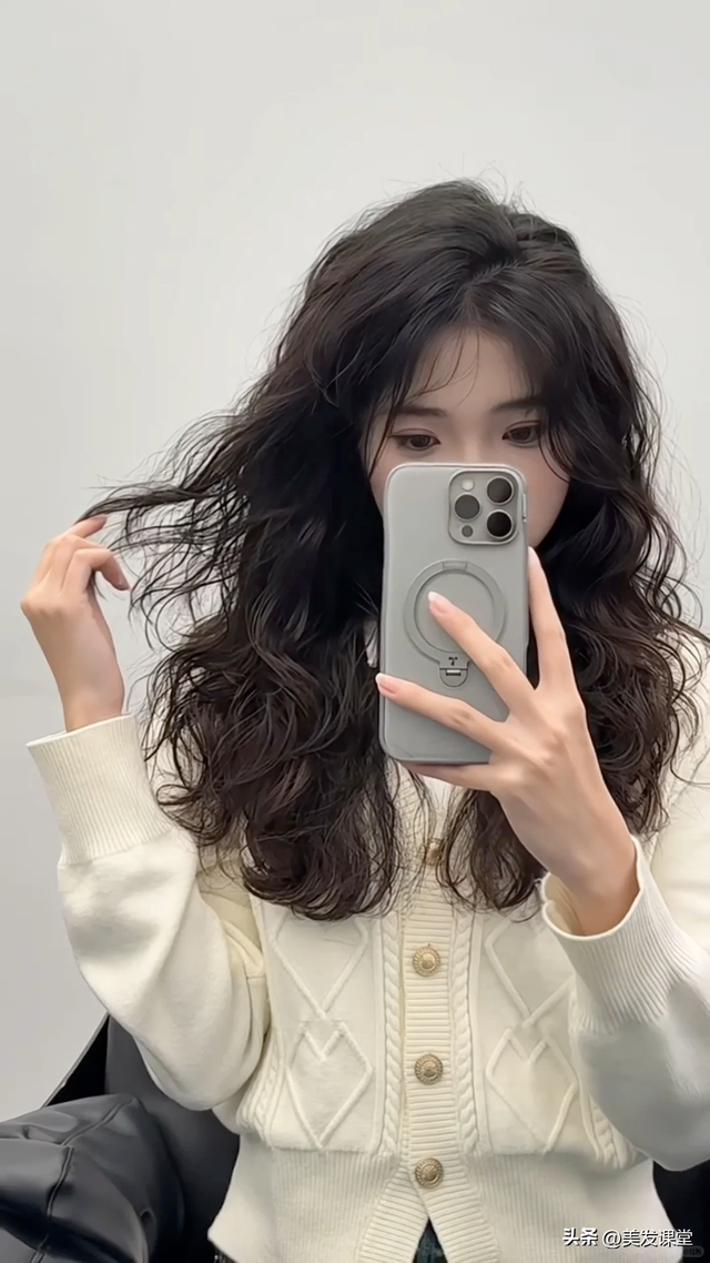 三种很流行的女生烫发发型， 慵懒蓬松很优雅，极具高级感