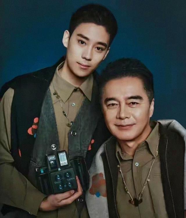 “古典佳人”何晴离世，前夫许亚军已前往海外，儿子许何才24岁